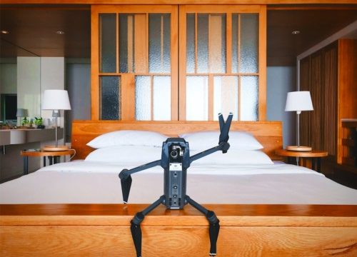 ベッドに座るロボット
