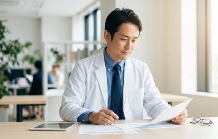 医師転職ドットコムを検討する医師のイメージ