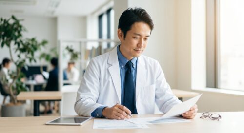 医師転職ドットコムを検討する医師のイメージ