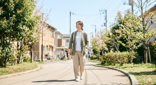 債務整理ができて明るい女性のイメージ
